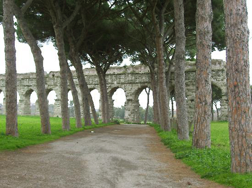 Il Parco degli Acquedotti – parte del Parco Regionale dell’Appia Antica, si distingue oltre che per le bellezze naturali anche per il valore storico e architettonico