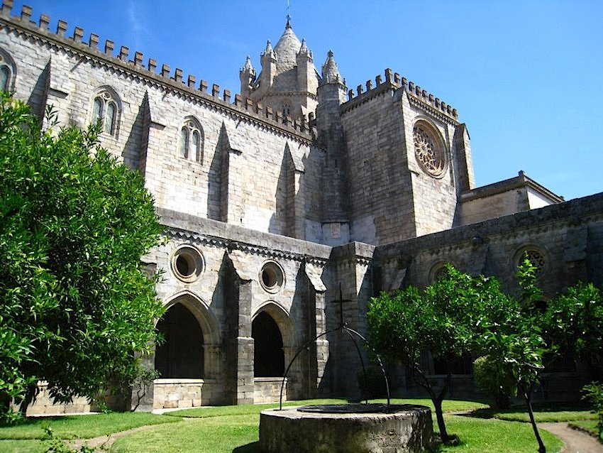 Évora, dominata dalla sua imponente cattedrale, con il suo centro storico protetto da un’ampia cinta muraria è stata dichiarata Patrimonio dell’Umanità dall’Unesco