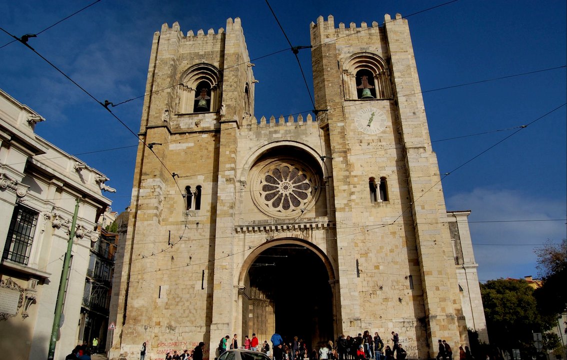Lisbona, adagiata in riva al fiume Tago, è una meta vincente in Europa e tra i gioielli da proporre ai turisti, c’è anche la Sé Patriarcal de Lisboa, ovvero la cattedrale