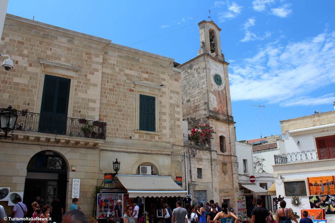 Un’occasione per visitare lo stesso Castello aragonese, costruito alla fine del ‘400 dagli spagnoli di Napoli con la consulenza del senese Francesco di Giorgio Martini