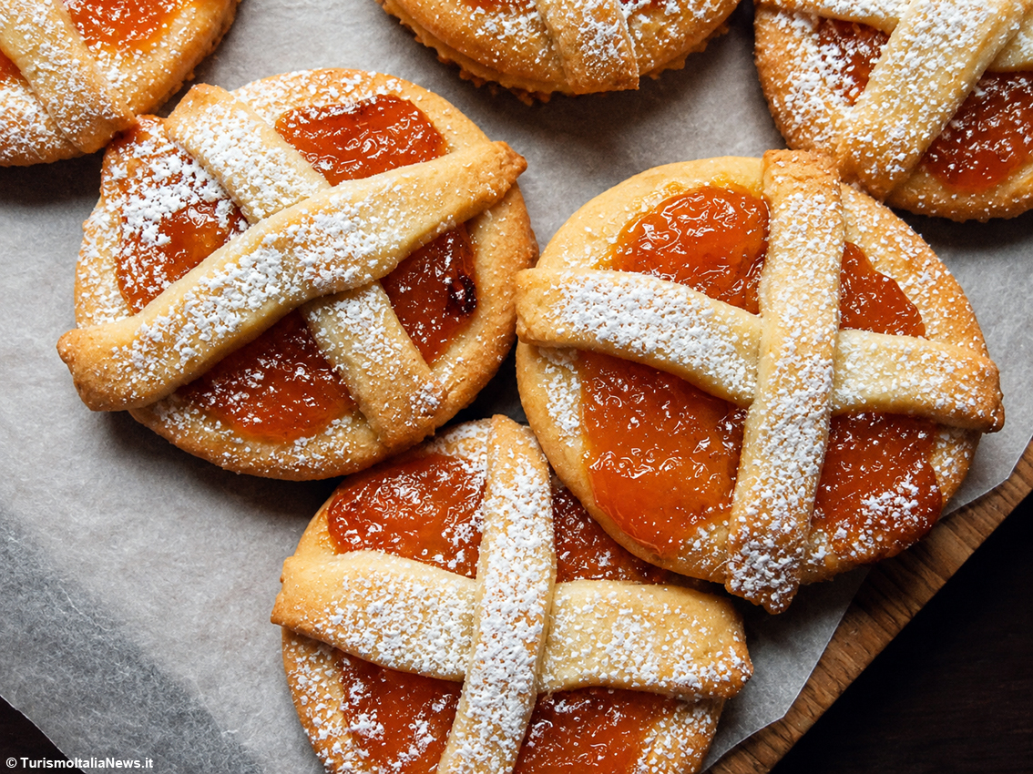 Biscotti settembrini al latte e crostatine con confettura fatta in casa