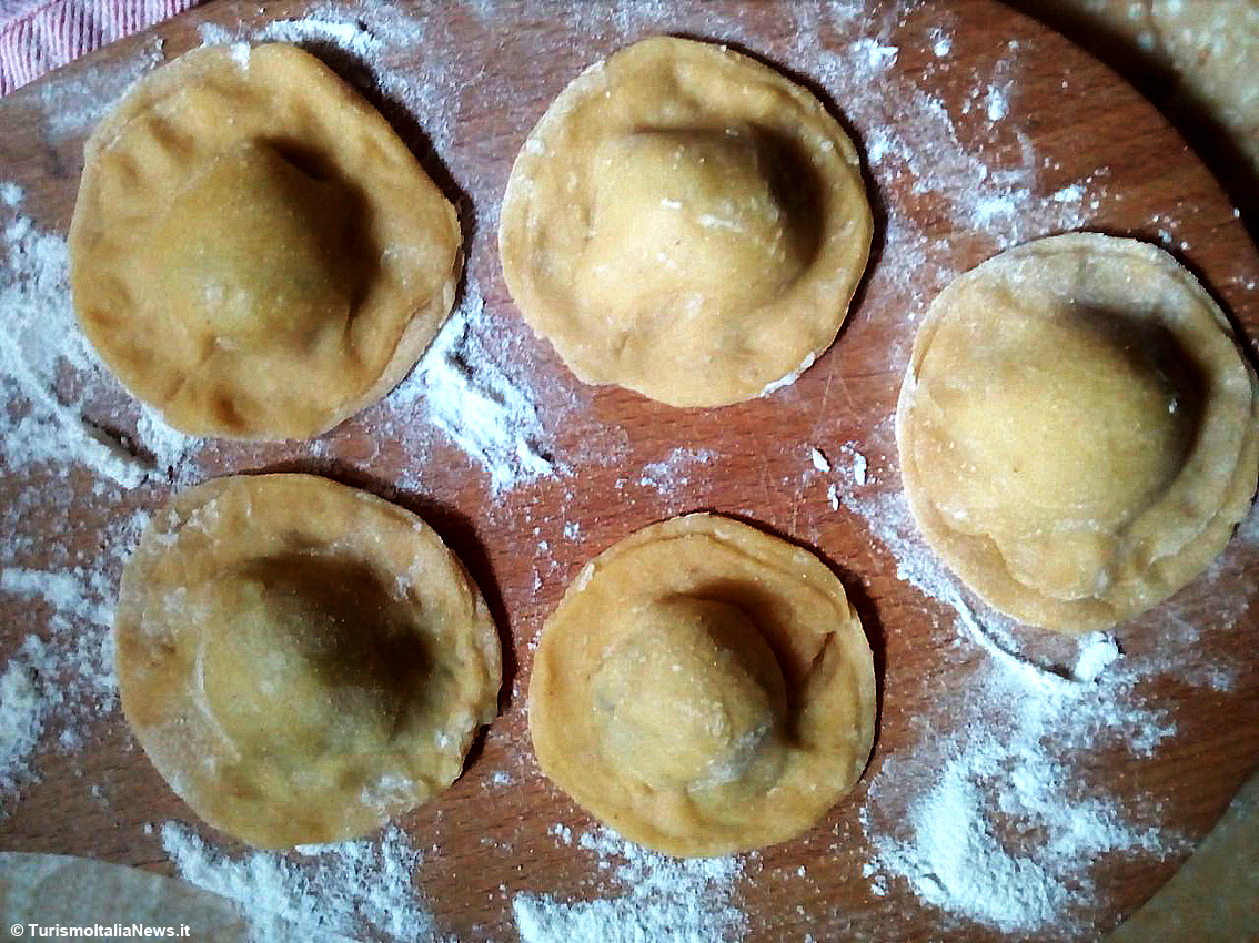 Cappellacci alla ricotta di pecora con pomodoro fresco, asparagi e Pecorino