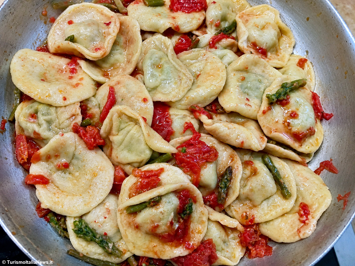 Cappellacci alla ricotta di pecora con pomodoro fresco, asparagi e Pecorino