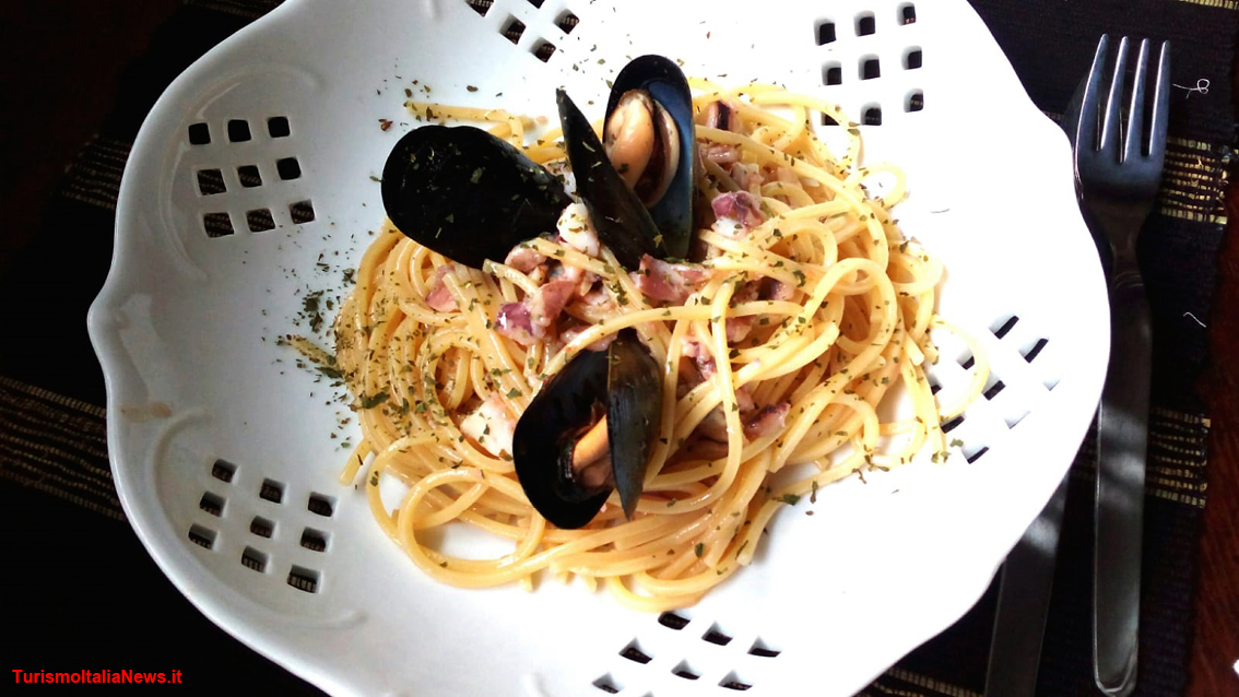 Da Casa Spineto la ricetta degli Spaghetti quadrati con la curcuma al profumo di totani, calamari e cozze 