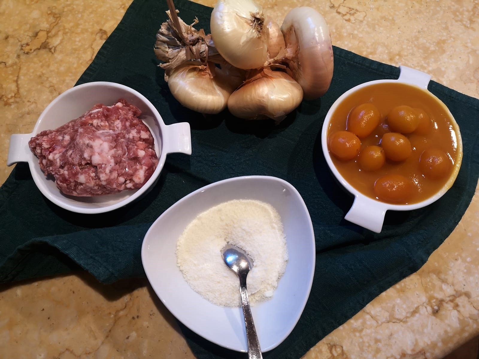 Le ricette di Casa Spineto: Spaghetto quadrato con datterini gialli, cipolla bianca e salsiccia
