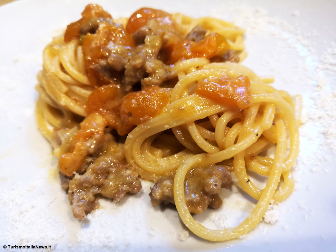 Le ricette di Casa Spineto: Spaghetto quadrato con datterini gialli, cipolla bianca e salsiccia