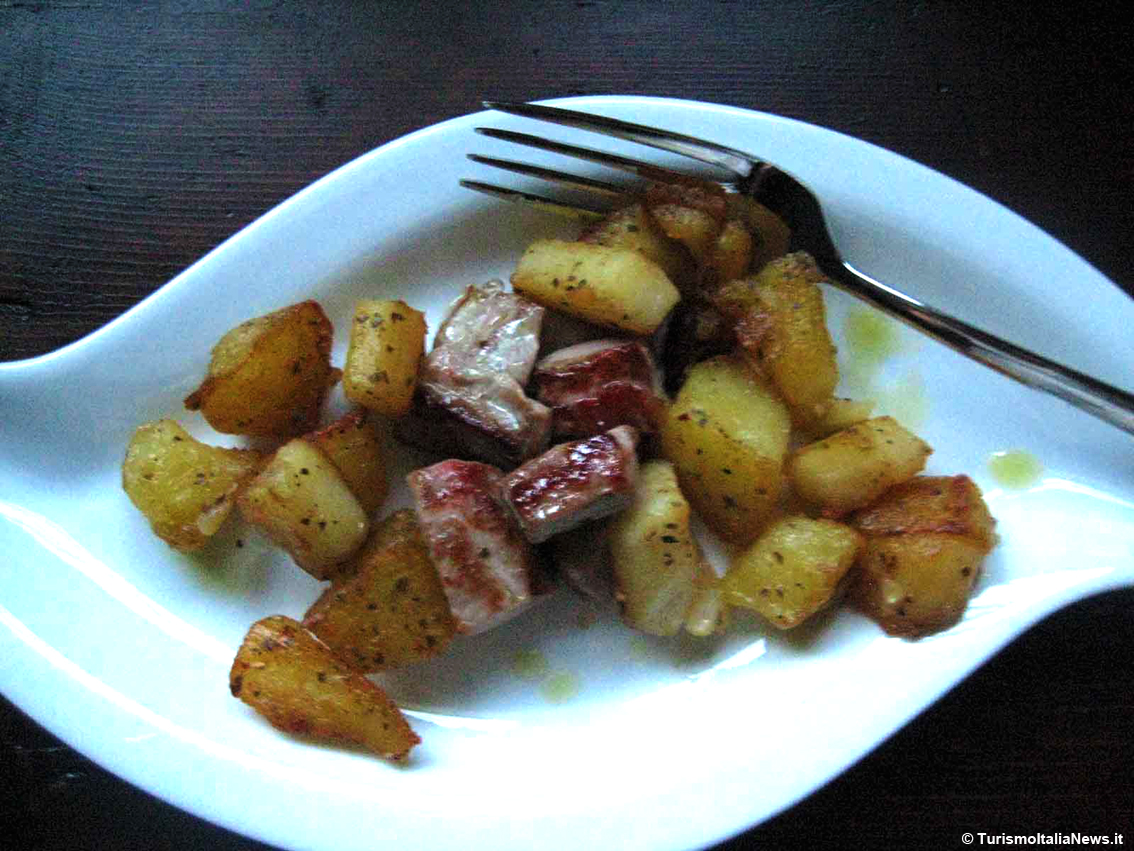 Spezzatino di tonno con patate novelle al profume delle erbe mediterranee (copyright TurismoItaliaNews.it – Casa Spineto) Le ricette di Casa Spineto: Spezzatino di tonno con patate novelle al profumo delle erbe mediterranee