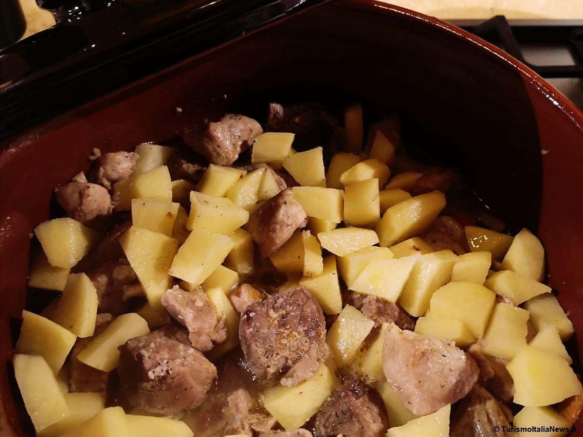 Le ricette di Casa Spineto: Stufato di maiale con patate a tocchetti in pirofila di terracotta, il gusto è garantito