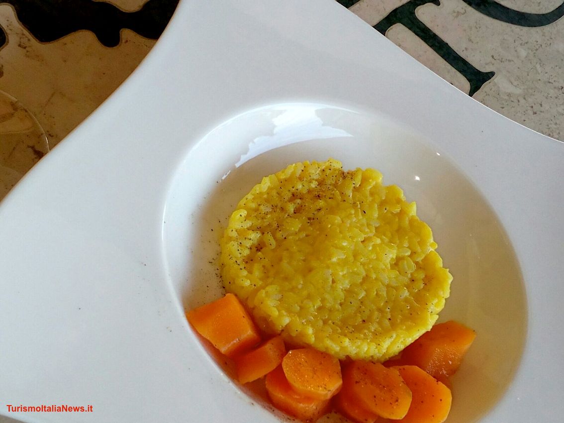 Timballo di riso al Mascarpone e Gorgonzola con curcuma e carotine al pepe nero