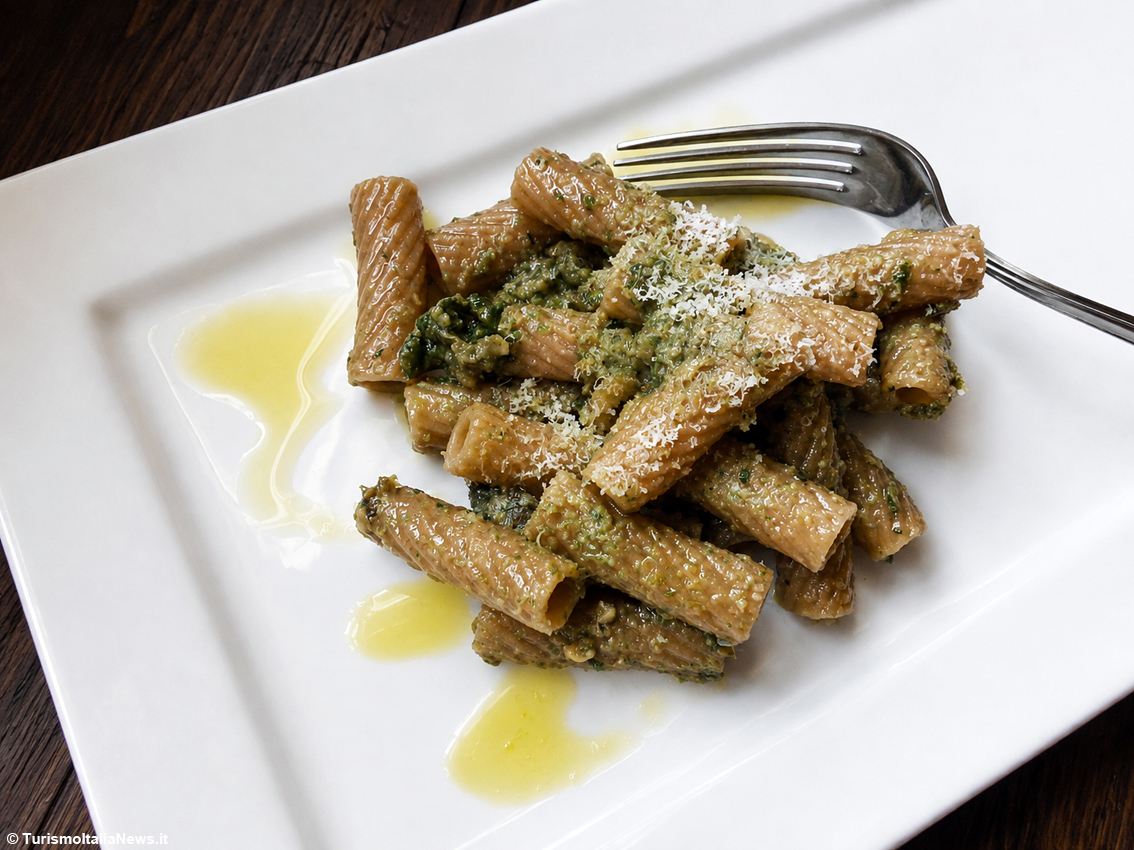 https://www.turismoitalianews.it/images/stories/ricette_laura/TortiglioniPesto_capperi_di_Salina02.jpg