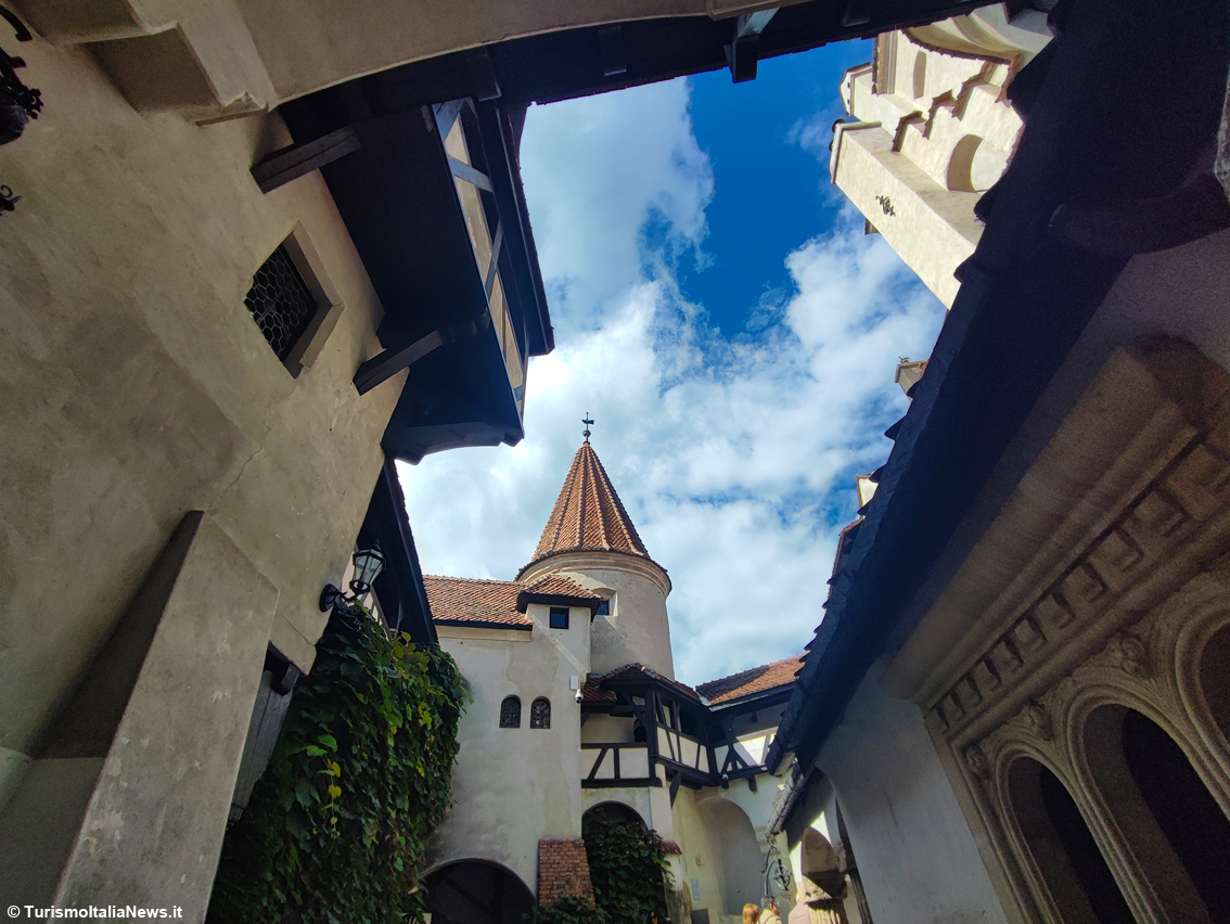 Nel Castello di Bran sulle tracce del Conte Dracula: mito e leggenda si fondono in Transilvania fra suggestioni e inquietudini