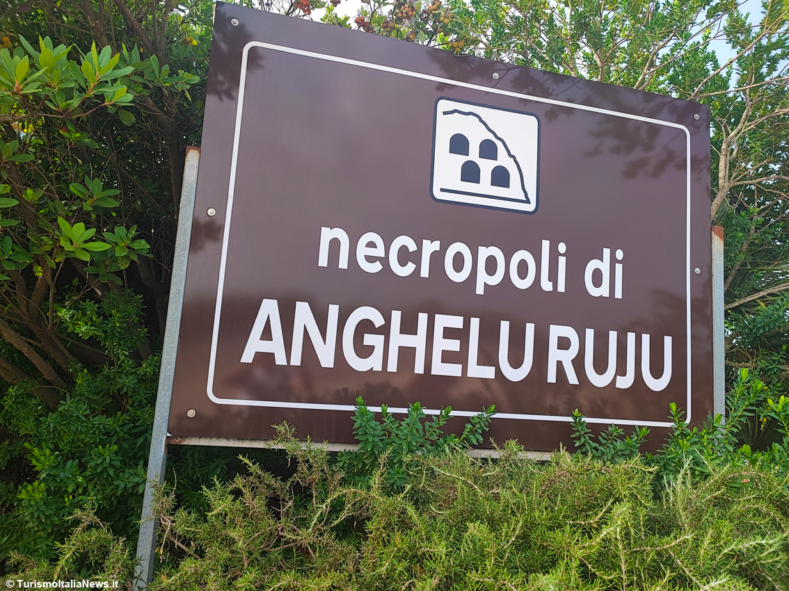 Nella zona di Alghero c’è la Necropoli di Anghelu Ruju (3500-1800 a.C.), la più grande ipogeica della Sardegna