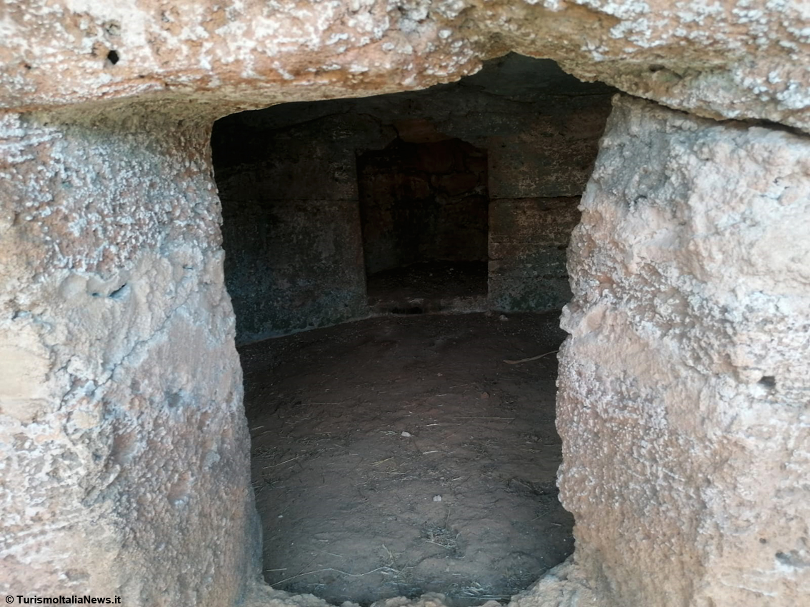 Nella zona di Alghero c’è la Necropoli di Anghelu Ruju (3500-1800 a.C.), la più grande ipogeica della Sardegna