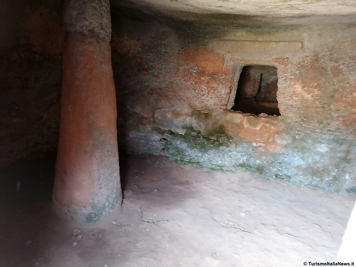 Nella zona di Alghero c’è la Necropoli di Anghelu Ruju (3500-1800 a.C.), la più grande ipogeica della Sardegna