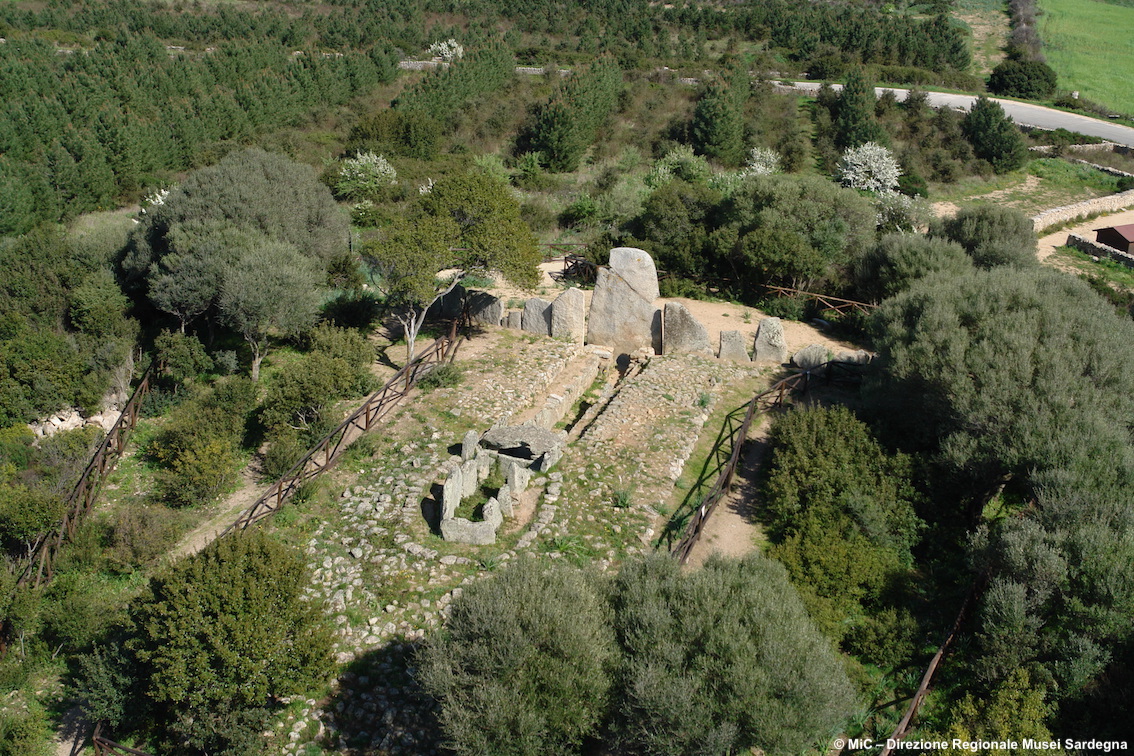 images/stories/sardegna/Arzachena_LiLolghi_TombeDeiGiganti01.jpg
