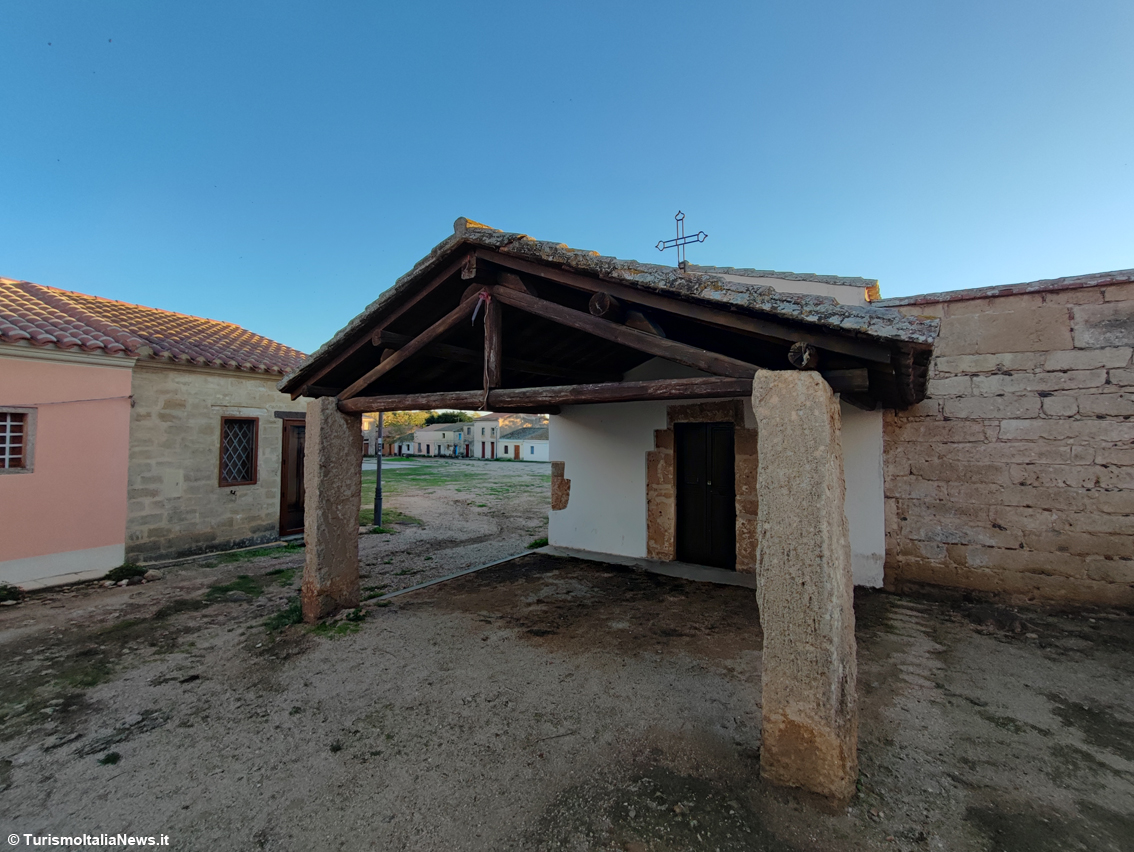 Sardegna, ascoltando le musiche di Ennio Morricone nel borgo western che racconta storie antichissime: ecco San Salvatore di Sinis