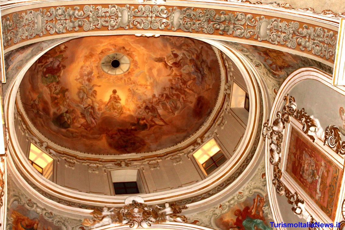 E’ sulla fine del Seicento che la cattedrale viene praticamente trasformata da parte di Don Pietro Castro in una vera e propria costruzione barocca a croce latina