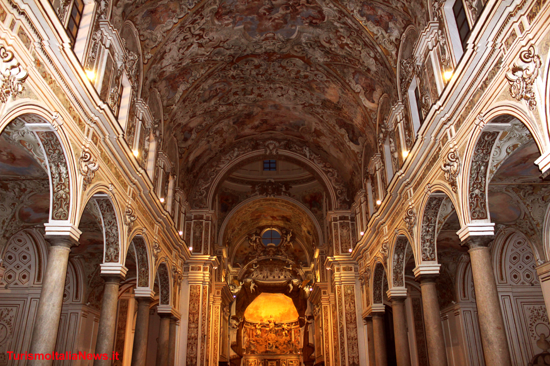 La Basilica Cattedrale è espressione di tutto questo: la sua costruzione a partire dal 1093 per volontà di Ruggero I d’Altavilla, è l’effetto di un voto espresso durante la battaglia del 1072 contro i saraceni