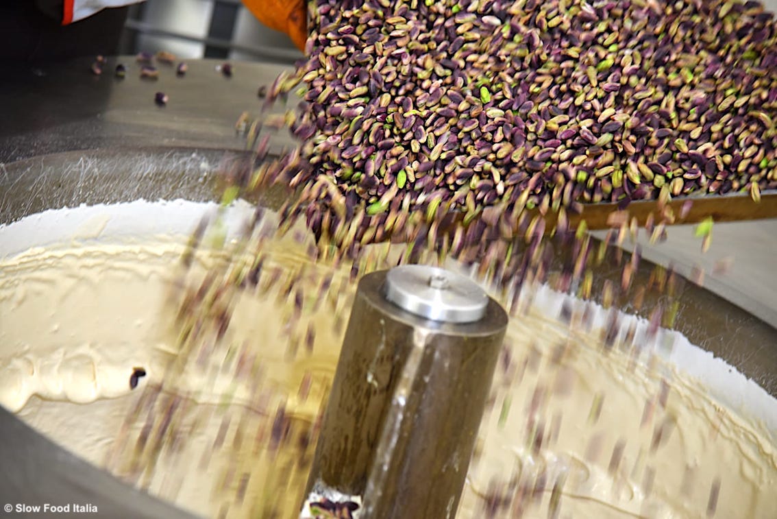 Il torrone di Caltanissetta diventa Presidio Slow Food: tre ingredienti sono più che sufficienti (miele, mandorle e pistacchi)