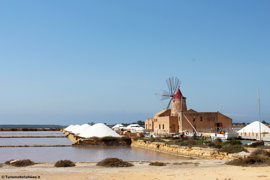 Nelle Saline fra Trapani e Marsala la raccolta del sale sotto la Luna: bellezza e bontà in mille ettari di fascia costiera siciliana