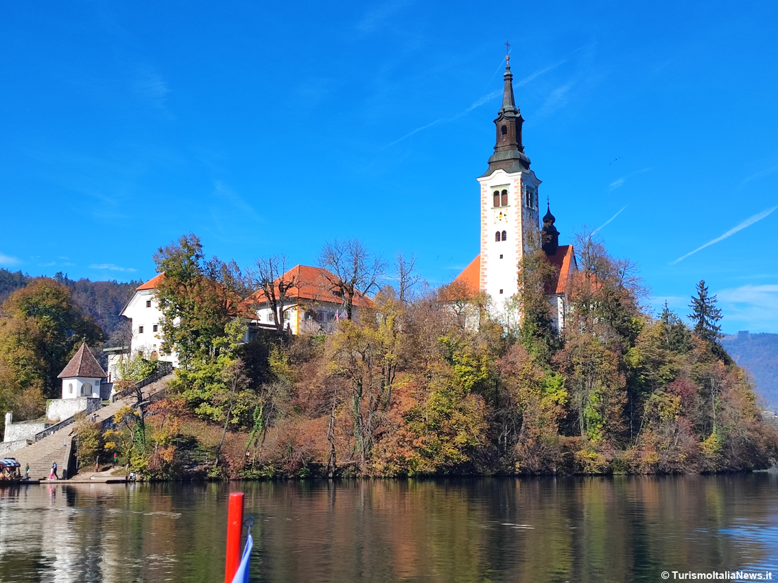 Lago di Bled, la leggenda della campana sommersa racconta un’eterna storia d’amore sull’isoletta incantata 