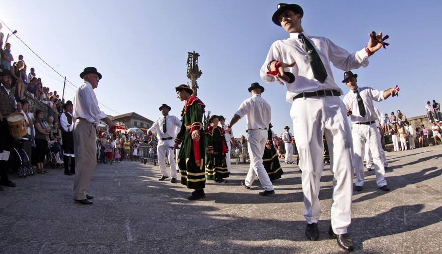 Rías Baixas, la danza ancestrale in onore di San Roque: ballo per soli uomini davanti al maestoso Crucero di pietra (foto Turismo Rias Baixas)