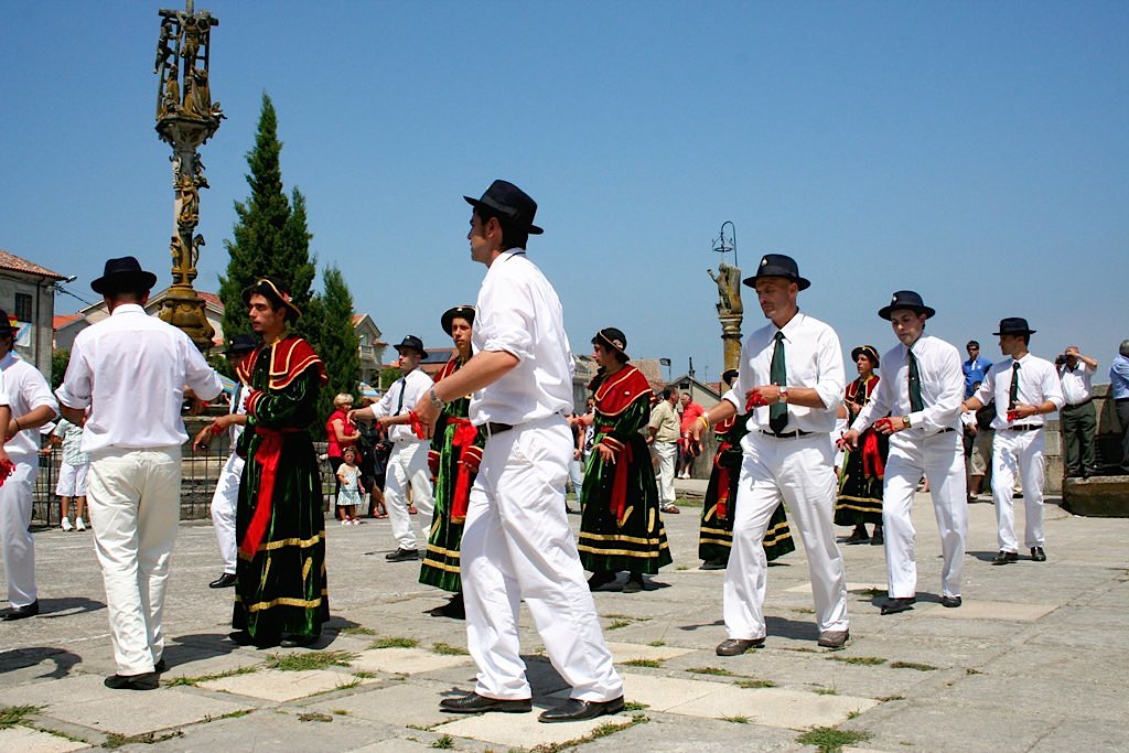 Rías Baixas, la danza ancestrale in onore di San Roque: ballo per soli uomini davanti al maestoso Crucero di pietra (foto Turismo Rias Baixas)