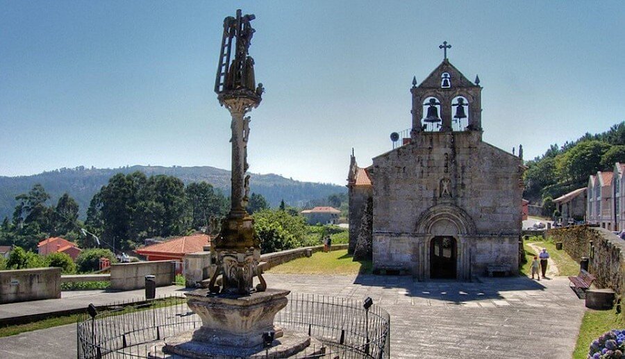 Rías Baixas, la danza ancestrale in onore di San Roque: ballo per soli uomini davanti al maestoso Crucero di pietra (foto Turismo Rias Baixas)