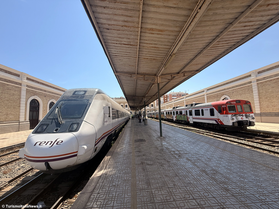 Il treno dei giganti sfida Don Chisciotte: da Madrid ai mulini della Mancia sulle rotaie di Cervantes