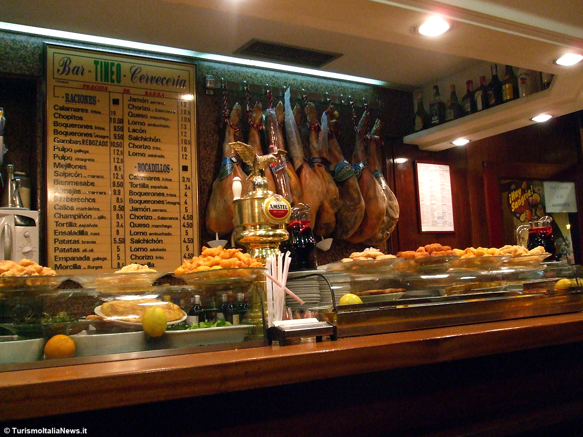 Cocido madrileño, tutto il gusto di Madrid nel piatto: il rito delle “tres vuelcos” per servirlo a tavola