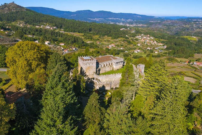 Nel sud-est della Galizia, dal Monte Louro a Muros fino alla foce del Miño, le Rías Baixas esercitano il loro fascino in blu e verde, sono questi i colori di un mare che si addentra nella terra