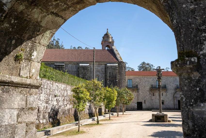 Nel sud-est della Galizia, dal Monte Louro a Muros fino alla foce del Miño, le Rías Baixas esercitano il loro fascino in blu e verde, sono questi i colori di un mare che si addentra nella terra