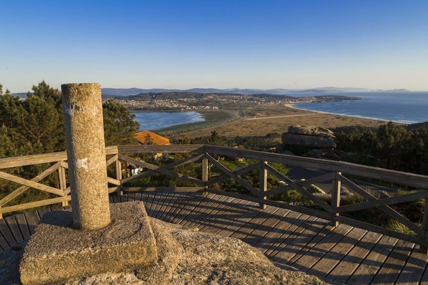 Nel sud-est della Galizia, dal Monte Louro a Muros fino alla foce del Miño, le Rías Baixas esercitano il loro fascino in blu e verde, sono questi i colori di un mare che si addentra nella terra