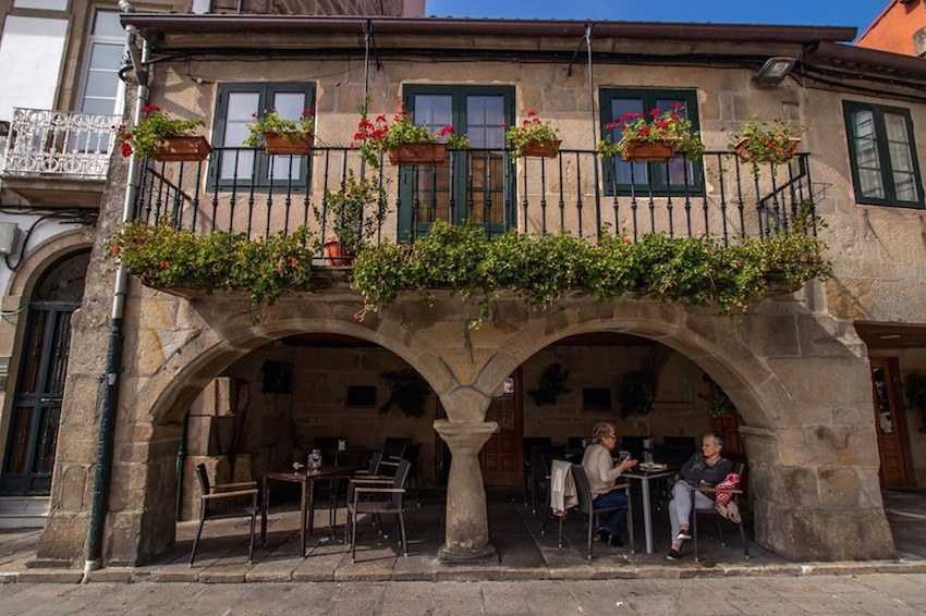 Nel sud-est della Galizia, dal Monte Louro a Muros fino alla foce del Miño, le Rías Baixas esercitano il loro fascino in blu e verde, sono questi i colori di un mare che si addentra nella terra