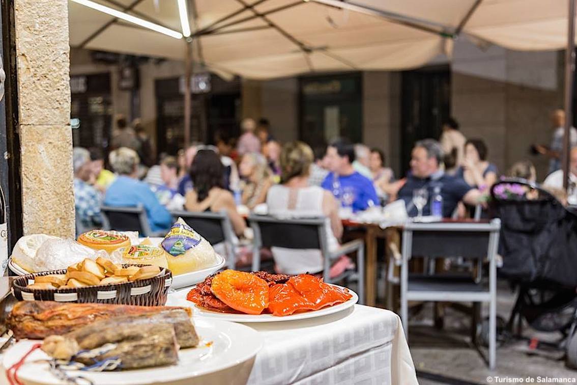 Salamanca, la città Unesco dalle due Cattedrali e dalle mille sorprese: dall’hornazo alla movida notturna