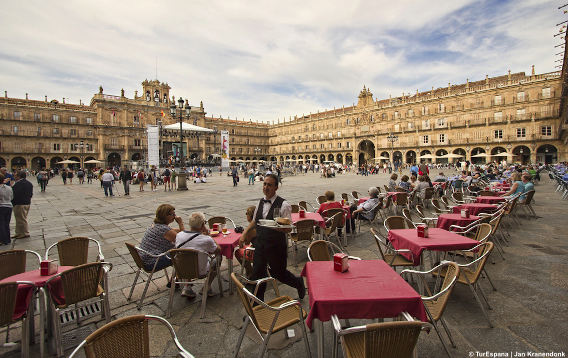 Salamanca, la città Unesco dalle due Cattedrali e dalle mille sorprese: dall’hornazo alla movida notturna