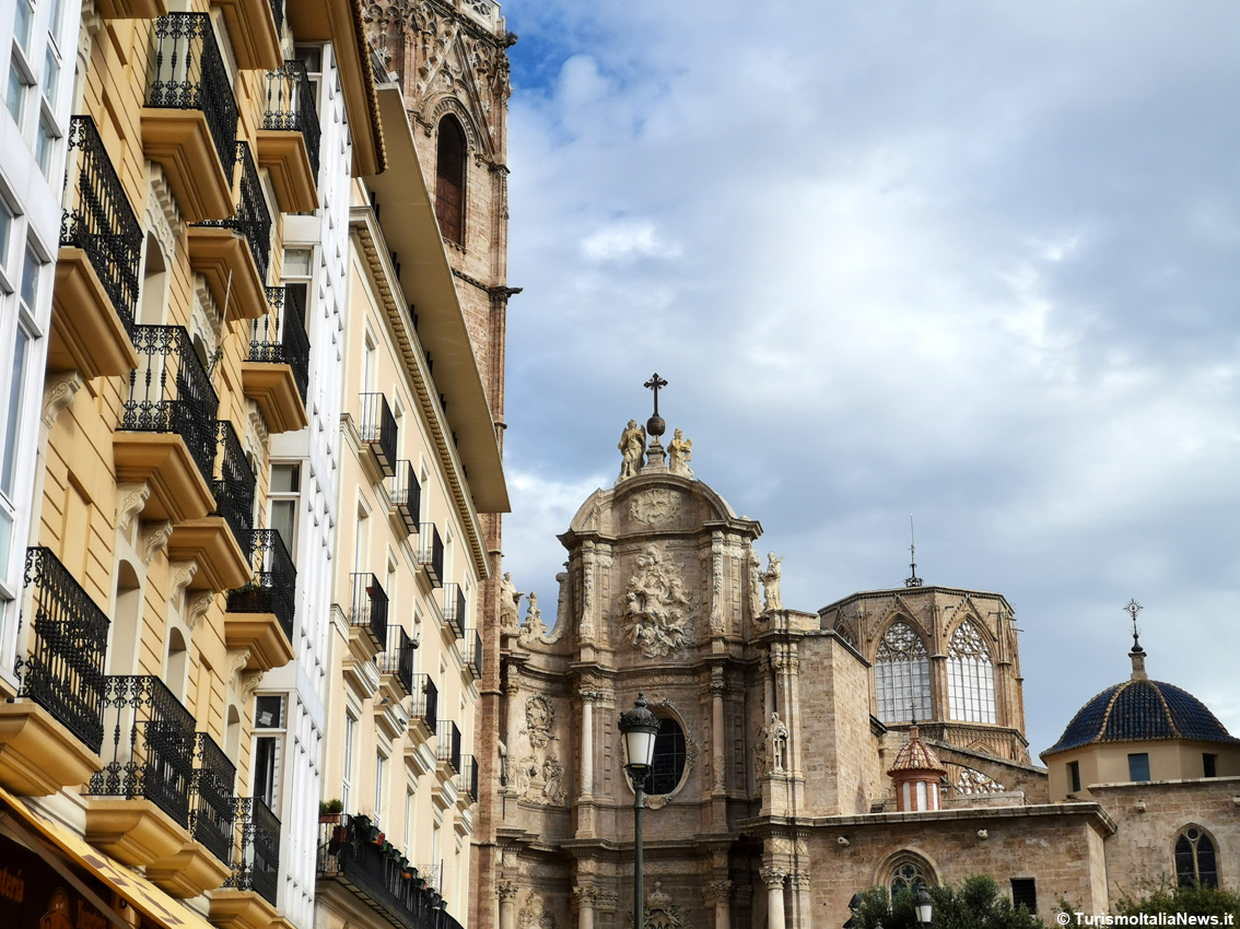La Spagna in 19 piatti della tradizione: la Paella della Comunità Valenciana va forte a tavola e viaggia anche per posta