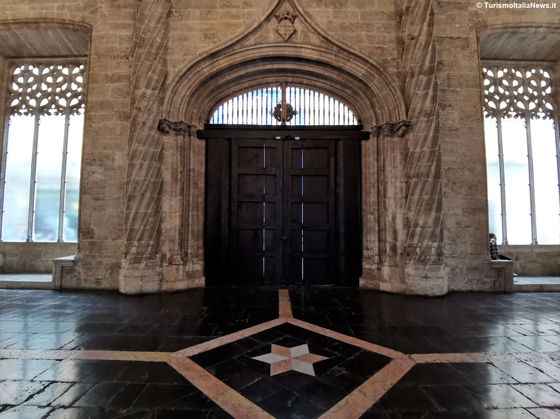 A Valencia le palme che toccano il cielo del “Paradiso”: l'architettura armoniosa e spettacolare della Lonja de la Seda
