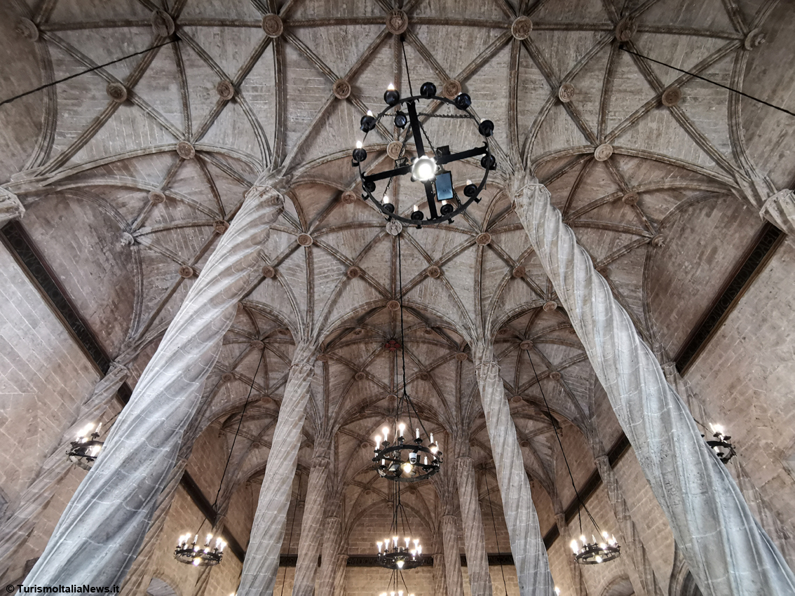 A Valencia le palme che toccano il cielo del “Paradiso”: l'architettura armoniosa e spettacolare della Lonja de la Seda