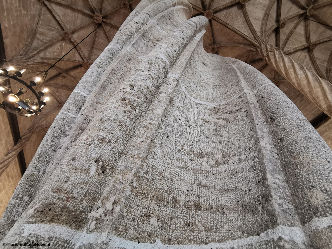 A Valencia le palme che toccano il cielo del “Paradiso”: l'architettura armoniosa e spettacolare della Lonja de la Seda