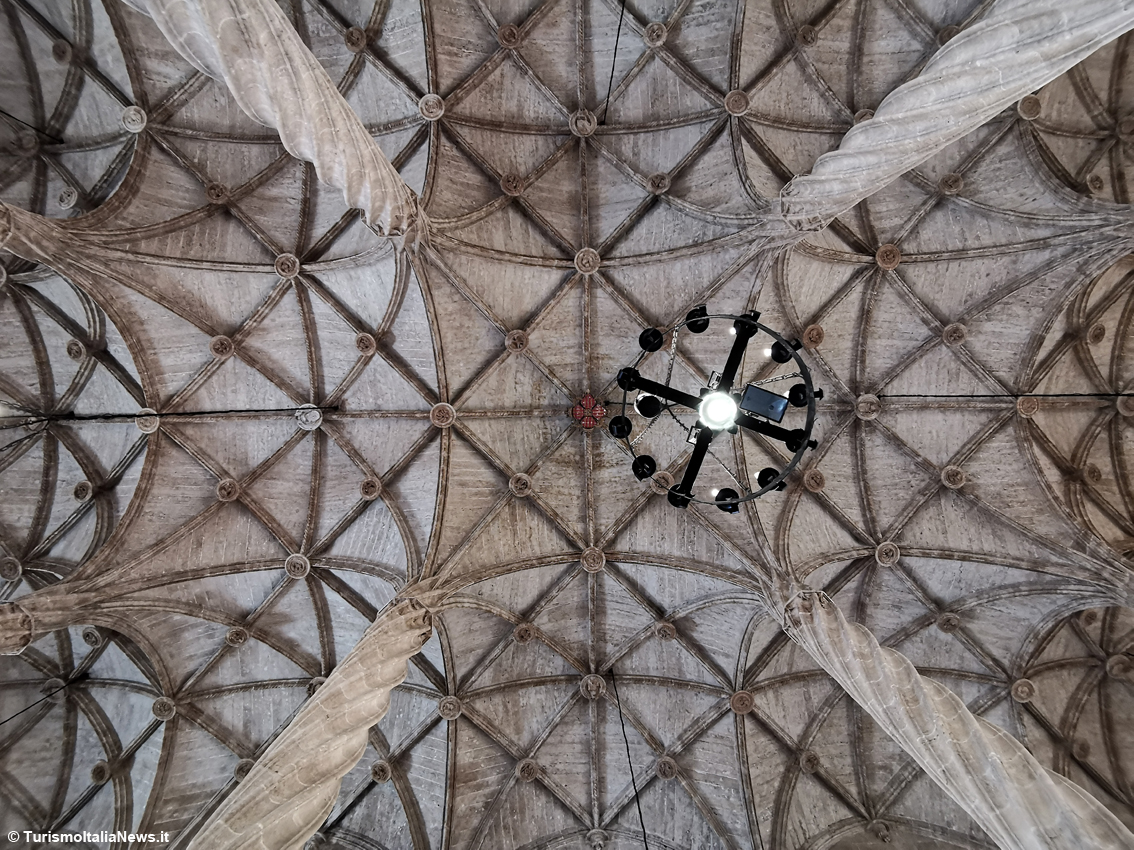 A Valencia le palme che toccano il cielo del “Paradiso”: l'architettura armoniosa e spettacolare della Lonja de la Seda