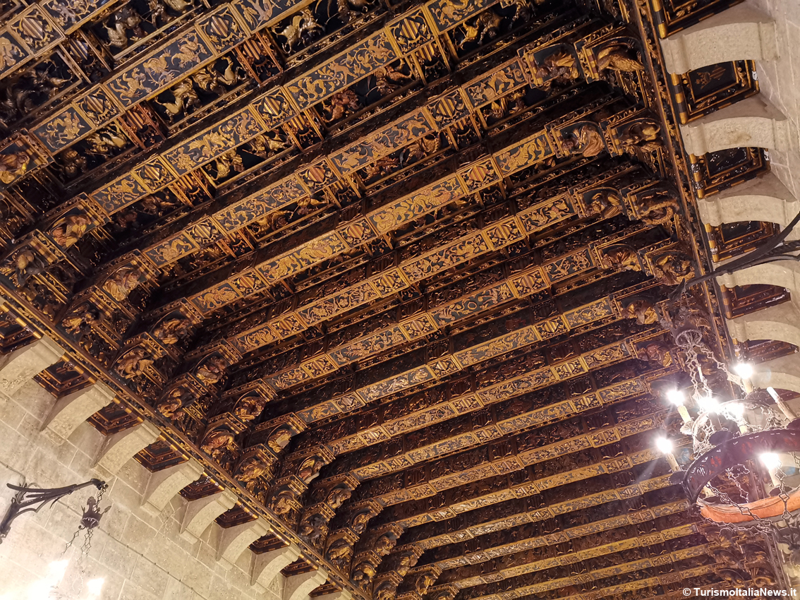 A Valencia le palme che toccano il cielo del “Paradiso”: l'architettura armoniosa e spettacolare della Lonja de la Seda