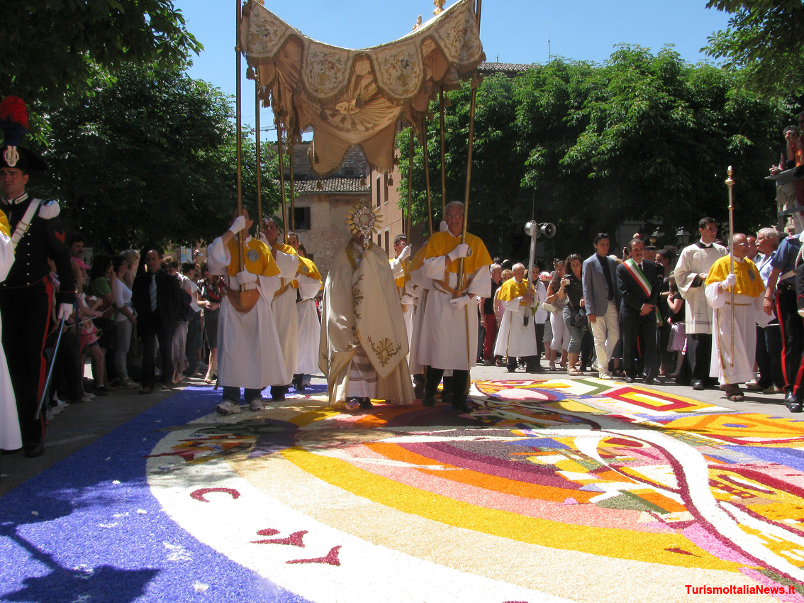 https://www.turismoitalianews.it/images/stories/spello/Spello_Infiorate01.jpg