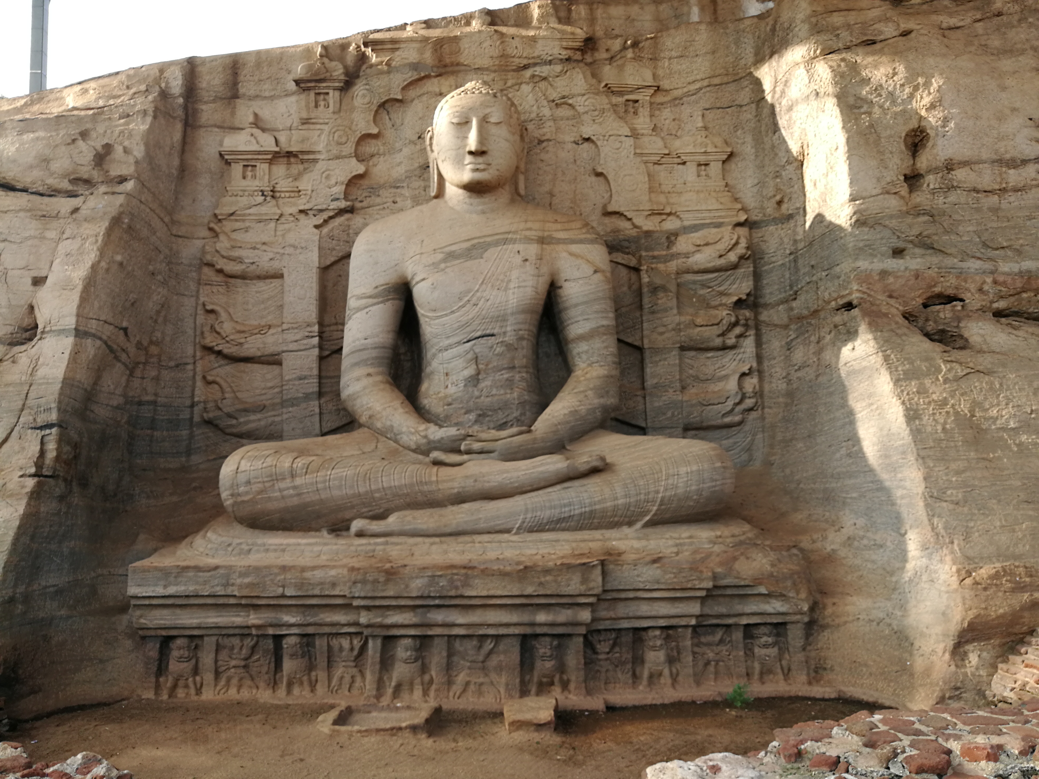 Sri Lanka: a Polonnaruwa, antica capitale del regno, per stupirsi al cospetto delle gigantesche sculture del Buddha un tempo rivestite d’oro