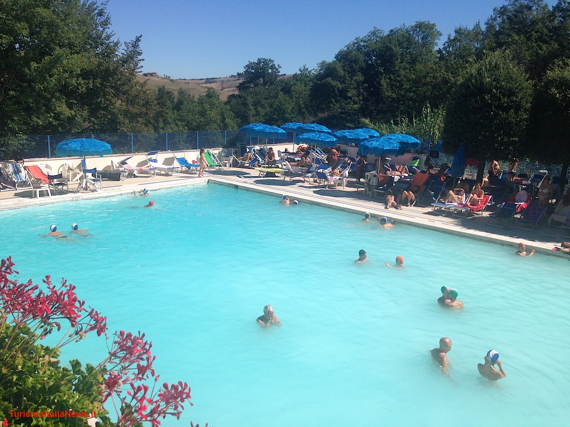 La piscina completata da altre cascatelle di calda acqua termale, sotto le quali si può godere un rigenerante e benefico idromassaggio naturale