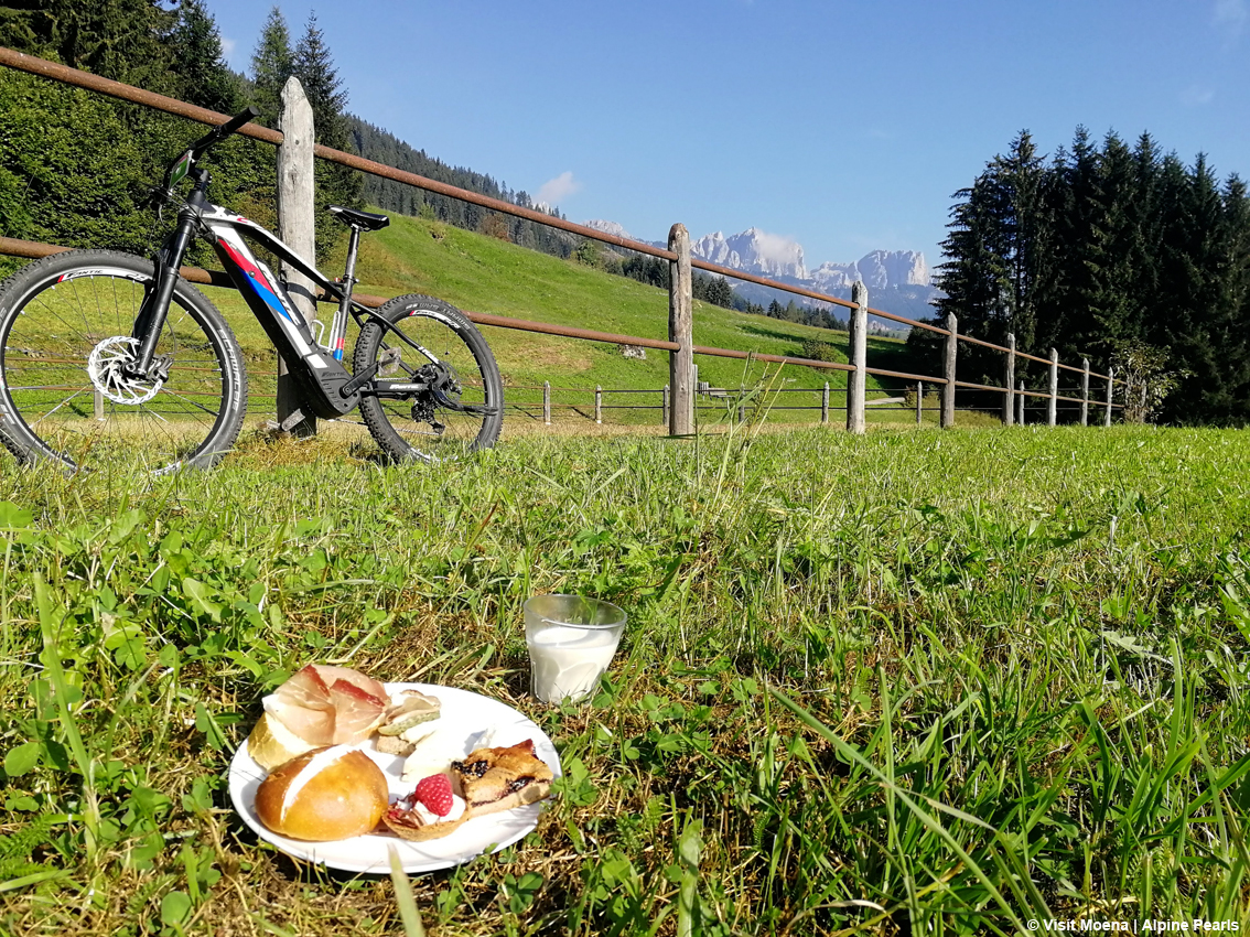 Piedi scalzi e acquolina in bocca: estate di trekking e buona cucina nelle Perle del Trentino Alpe Cimbra, Primiero San Martino di Castrozza e Moena