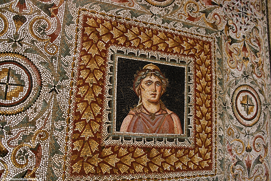 Villa di Anfitrite: nella sala da pranzo del piano interrato conserva uno straordinario mosaico con raffigurata Venere portata in trionfo da due mostri marini