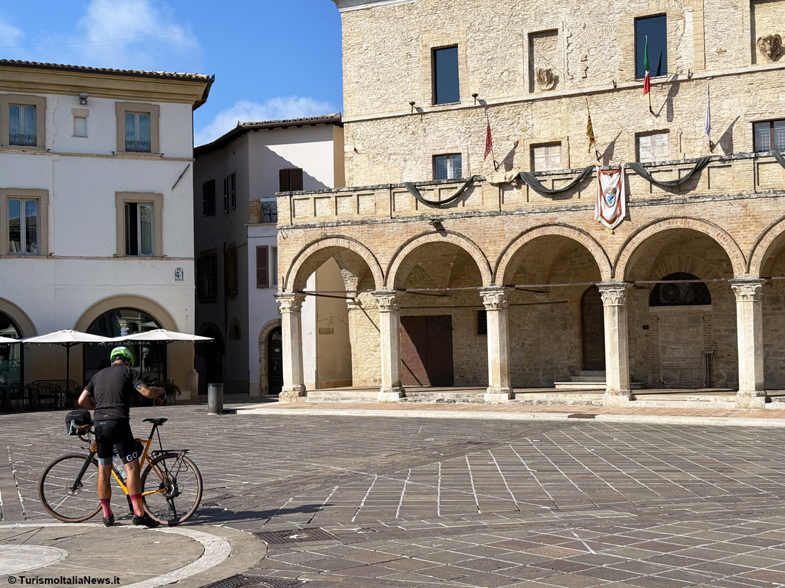 https://www.turismoitalianews.it/images/stories/turisti/Cicloturismo_04.jpg