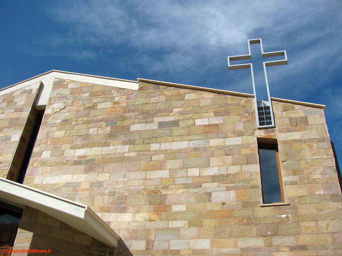 L'esterno della chiesa ricostruita di Sant'Elena ad Annifo (Umbria)