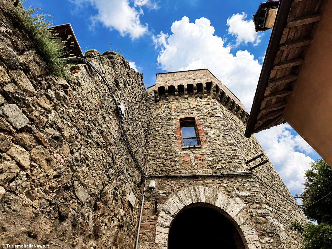 Umbria, a Collazzone tra Jacopone da Todi e Thadea d’Asburgo: l’antico borgo si racconta nell’Abbazia di San Lorenzo
